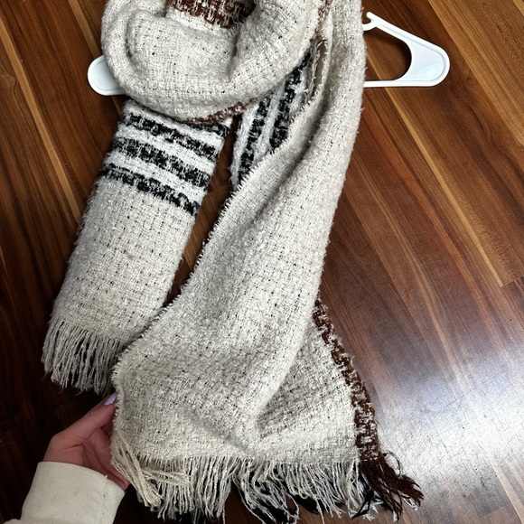Vici scarf - Picture 2 of 2